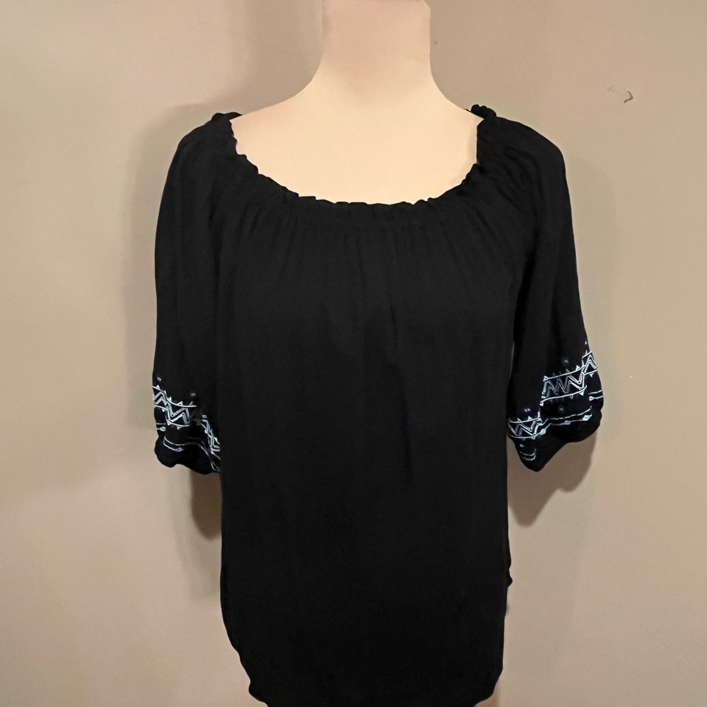 NWT Cowgirl Hardware Black Peasant Style Blouse with Embroidery, size Medium